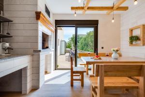 Terra Maiorum -12 person private Villa - heated pool and water massage