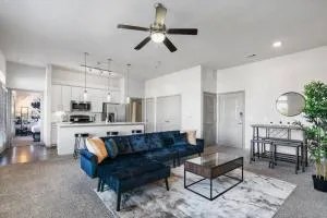 Modern Austin 2BR 2B Unit with Pool, Parking & WiFi - Montopolis