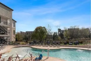 Spacious LUX 2BR 2B Unit in Austin with Pool! - Montopolis