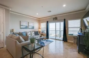 Lake Conroe Waterfront Home Patio and Shared Pool! - Willis