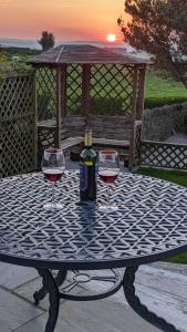 Lane End Cottage Holmfirth - Panoramic Views, Modernised with offroad parking