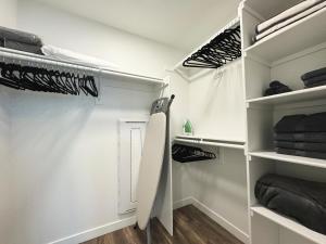Modern London Style Home in Hollywood -Free Parking