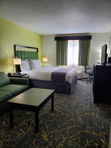 King Room with Bath Tub - Mobility Access/Non-Smoking room in AmericInn by Wyndham Delafield