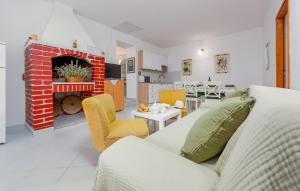 3 Bedroom Lovely Home In Novalja 