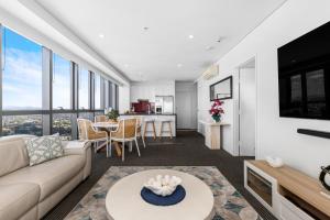 Stunning River View 2-Bed with Pool, Sauna and Gym