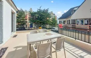 Gorgeous Apartment In Saint-Lunaire - 朗西厄