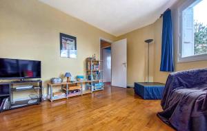 Gorgeous Apartment In Saint-Lunaire