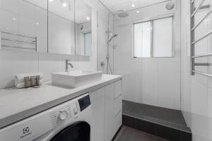 Newly Renovated South Yarra 2BR Apt with parking