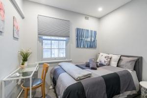 Chic Double Room - AC - Next to Central Station - Nearby CBD USYD UTS Top Viewed Bistros - Shared Bathroom