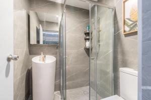 Chic Double Room - AC - Next to Central Station - Nearby CBD USYD UTS Top Viewed Bistros - Shared Bathroom