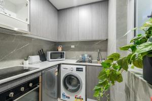 Chic Double Room - AC - Next to Central Station - Nearby CBD USYD UTS Top Viewed Bistros - Shared Bathroom