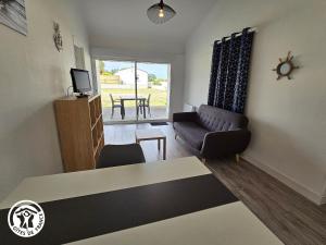 Maisons de vacances Gite 2 pers. proche plages et Marais Poitevin, terrasse couverte, tout inclus - FR-1-426-551 : photos des chambres