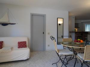 Apartamento en Planta Baja con Terraza y Piscina Cerca de la Playa de LEstartit - ES-323-86