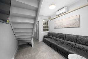 Prime Double Room - AC - Seconds to Central CBD - Near UTS& USYD& Darling Harbour& High Rated Restaurants - Shared Bathroom