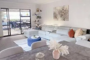 Modern three bed two and a half bath with in and outdoor flow plus study - Ellerslie