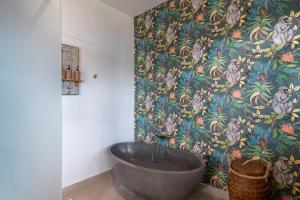 Villa Boa - Stunning 3BR Beachside Villa in Canggu