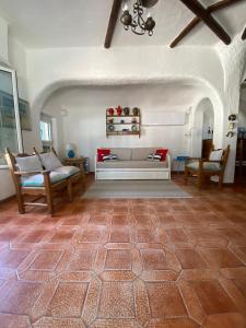 Splendid villa a stones throw from the sea
