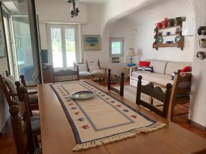 Splendid villa a stones throw from the sea