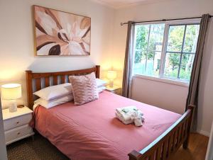 Corinda Cottage - 4 bedroom pet friendly five minute walk to town and Ovens River.