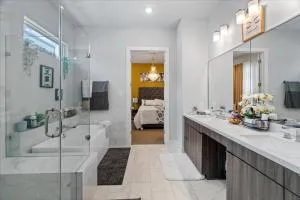 3 Bedroom Exclusive Getaway at Houston Galleria - Charter Bank Building Heliport