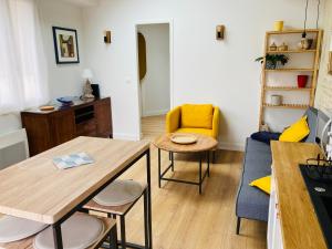 Appartements Joli F2 avec terrasse 150m plage : photos des chambres