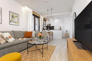 -MalagaSunApts-UrbanSKy Crazy Views