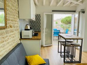 Appartements Joli F2 avec terrasse 150m plage : photos des chambres