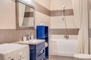 ARI Rose Apartment with Cozy Balcony