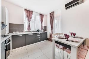 ARI Rose Apartment with Cozy Balcony