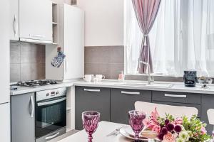 ARI Rose Apartment with Cozy Balcony