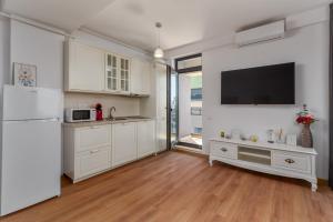 Lakeside Serenity Adamar
