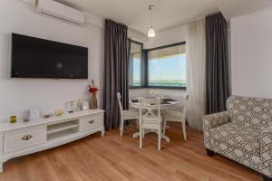 Lakeside Serenity Adamar
