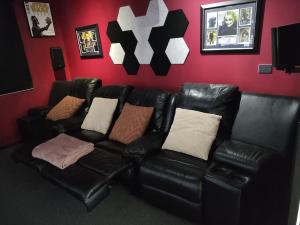 Dream Clyde Family Home Movie Theater and Pool Table