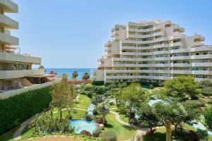 Playa y piscina con parque acuatico - Benalbeach