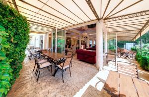 Avenue Deluxe Hotel