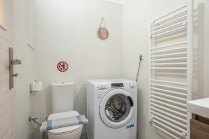 Elegant 2BR with Jacuzzi & Acropolis View