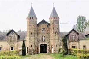 Grand gîte dans les communs dun Château