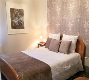 Grand gîte dans les communs dun Château