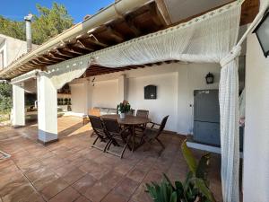 Casa con terraza, piscina y zona barbacoa