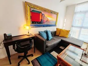 Beach Hut Empire Apartment - Muizenberg