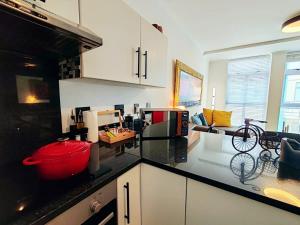 Beach Hut Empire Apartment