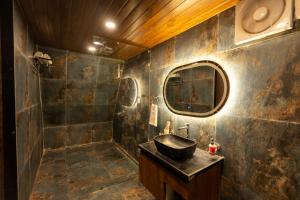 StayVista at Peak & Paddle with Lake View