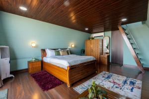 StayVista at Peak & Paddle with Lake View