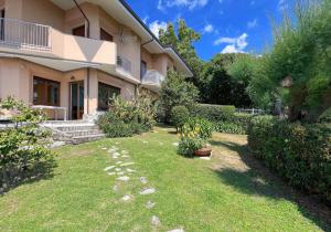 Casa con vista mare e giardino