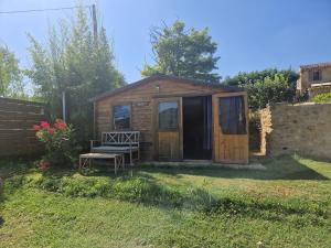 Locations insolites "vie en plein air" cabane Bastide Bellugue maison dhôtes reseau Bienvenue à la ferme à 3 mn de lourmarin