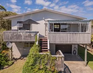 Sunsets and Surf - Whangapoua Holiday Home - Whangapoua