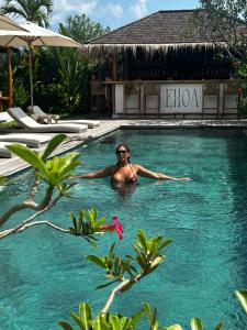 EHOA NYANYI BEACH Boutique Hotel - In front of entrance to NUANU