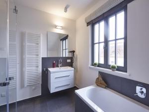 Reetland am Meer - Ihre Superior Reetdachvilla E28 - Zwei Schlafzimmer, Kamin & pure Wohlfühlatmosphäre