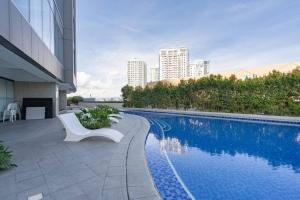 Glamorous Luxury 2 Bedroom Apartment in Aeon Towers I Panoramic Views I Free Wi-fi, Gym and Pool I by Bleuspace