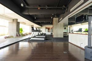 Glamorous Luxury 2 Bedroom Apartment in Aeon Towers I Panoramic Views I Free Wi-fi, Gym and Pool I by Bleuspace